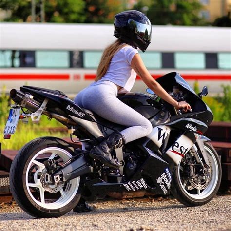 Photos Nues et Images Porno de Moto